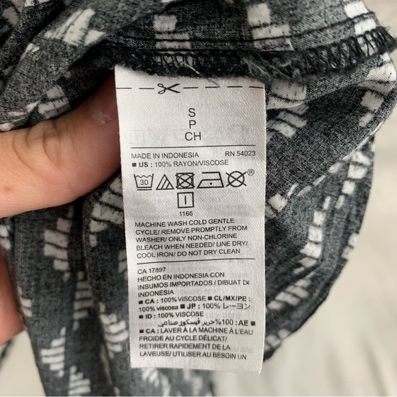 SOLD- Old Navy sleeveless maternity dress, small, long length. Black and white. - Picture 3 of 5